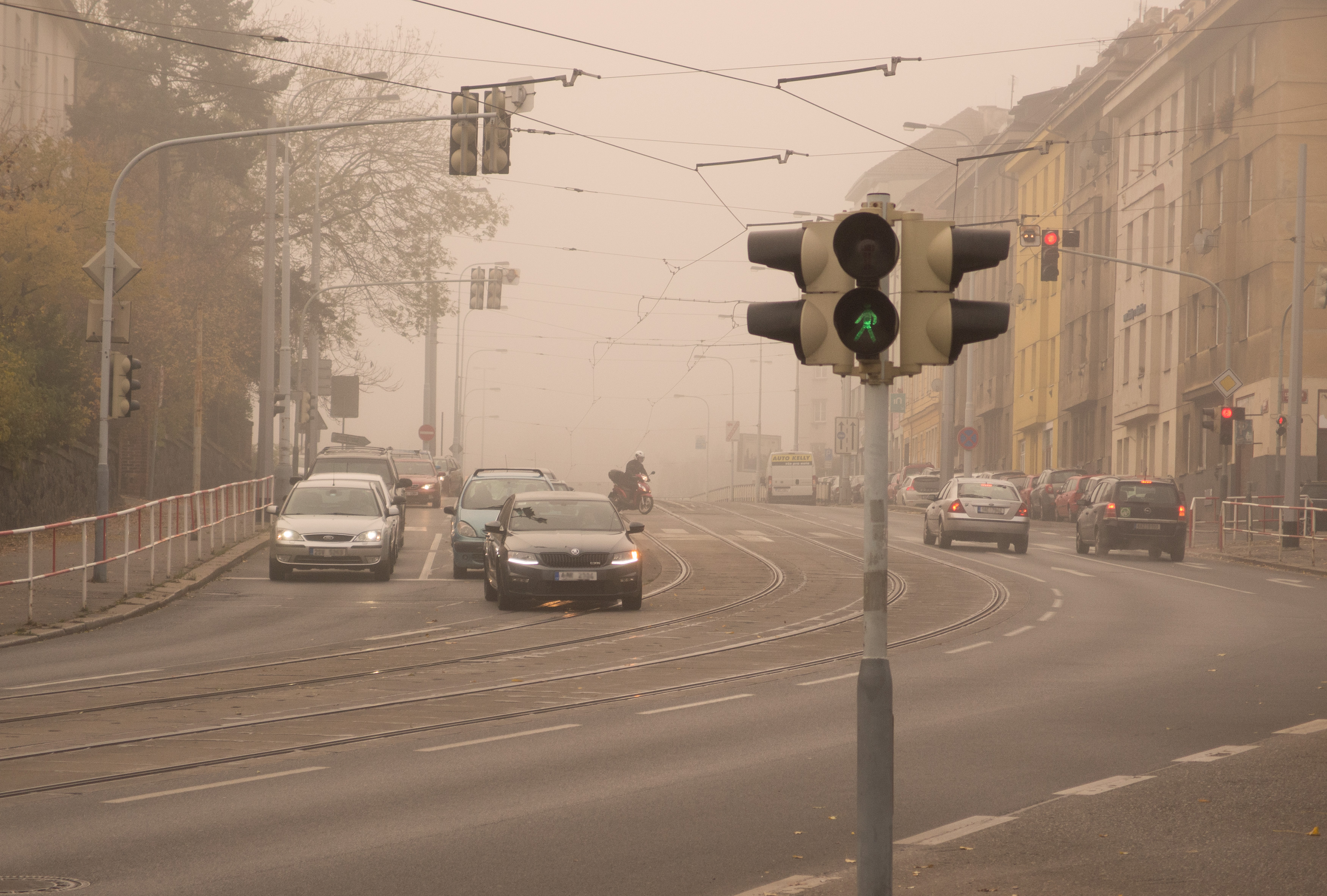 Gradski promet i zgrade prekriveni slojem smoga