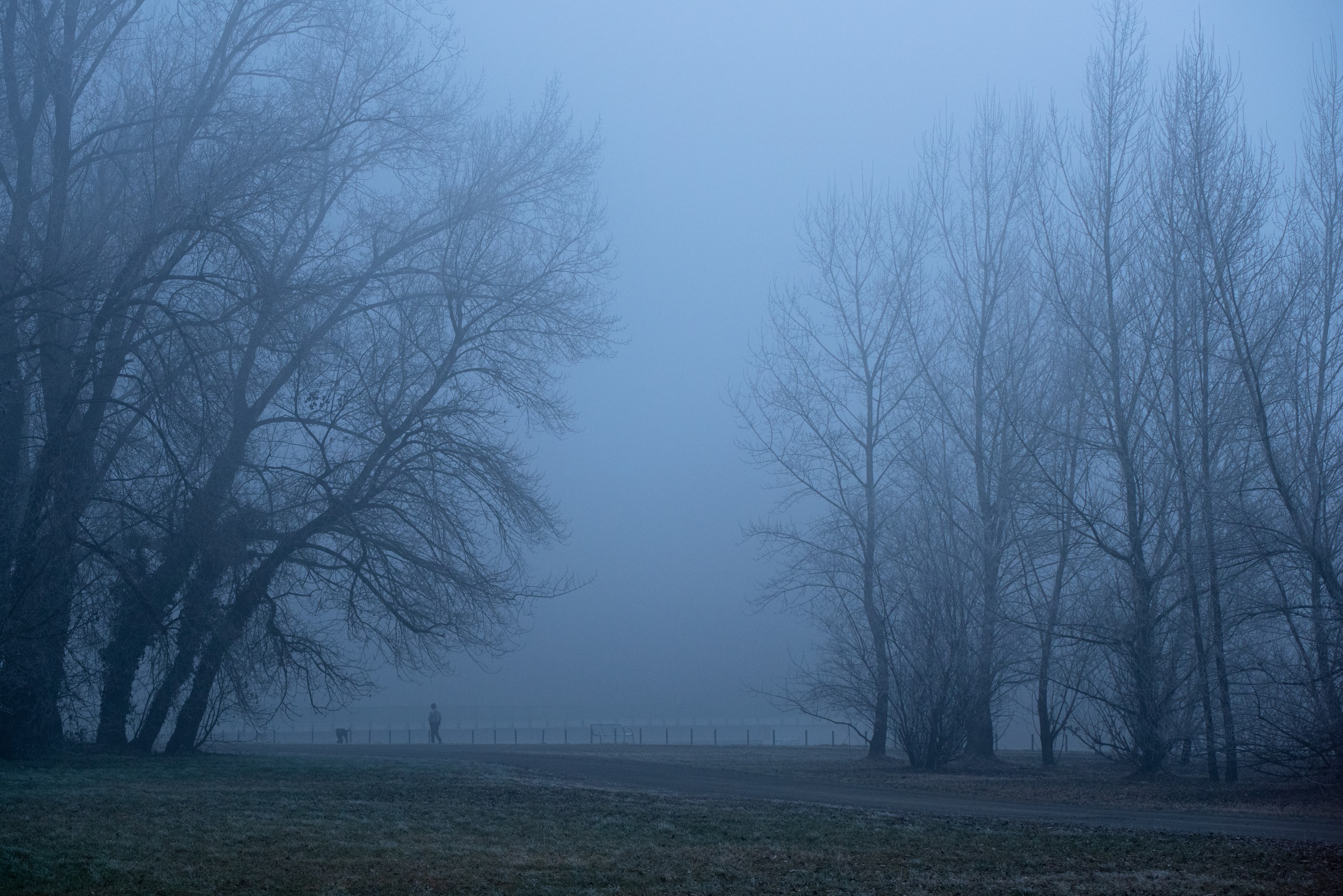 Why does air quality often get worse on winter evenings?